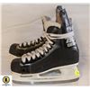 Image 1 : PAIR OF CCM 900 HOCKEY SKATES, SIZE 9