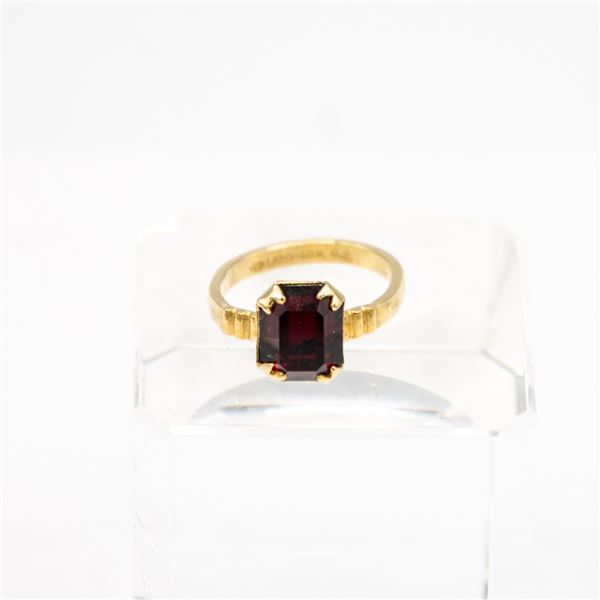 10 KT 1/20 RING WITH RED GARNET - SIZE 2