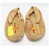 Image 1 : ESTATE VINTAGE BEADED HIDE MOCASSINS APPROX SIZE 8