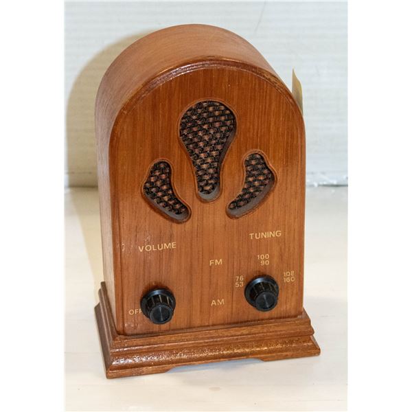 VINTAGE CATHEDRAL STYLE TABLETOP RADIO