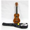 Image 1 : UKULELE WITH CASE