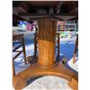 Image 4 : SOLID OAK ROUND TABLE AND FOUR CHAIRS