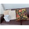 Image 1 : 3 cushions and planter