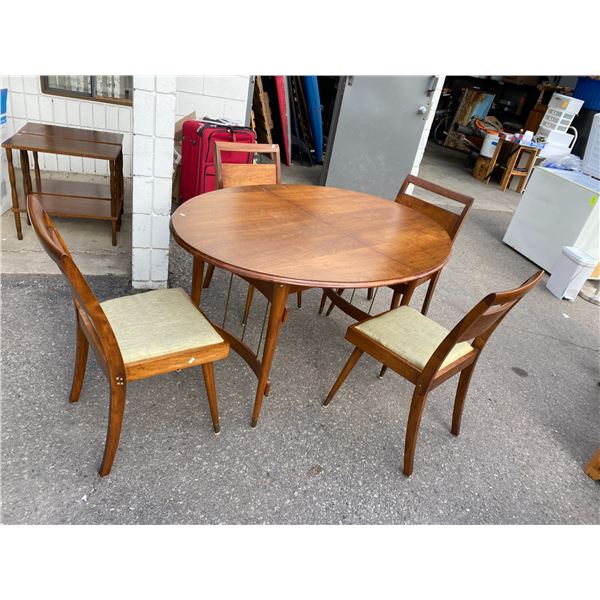 Table 4 chairs and two leaves