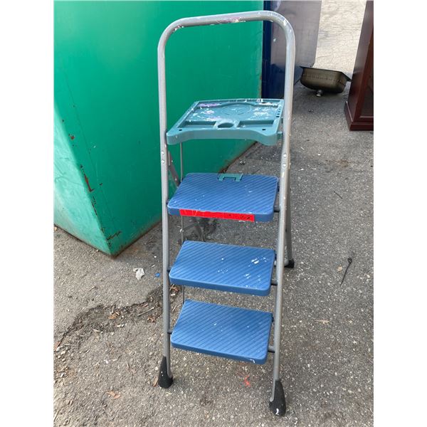 Folding step ladder
