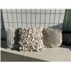 Image 1 : Throw cushions