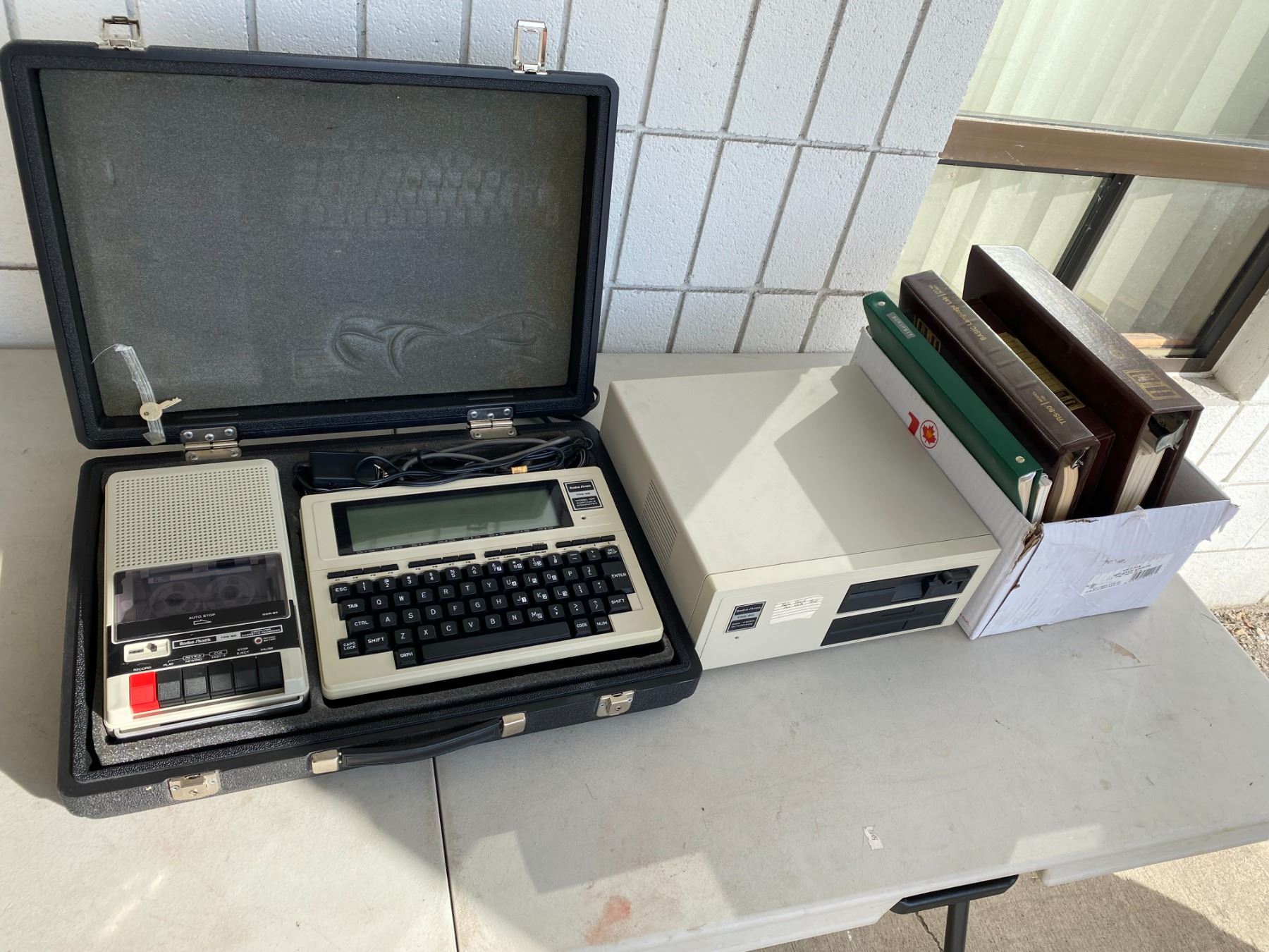 Tsr Computer Radio shack TSR -80 model 100 computer