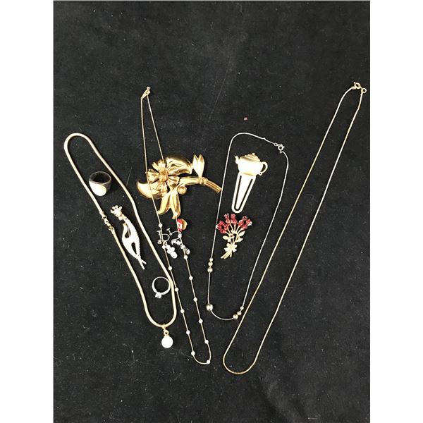 LOT OF WOMENS NECKLACES