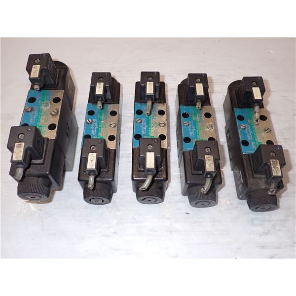 Lot of (5) Vickers #DG4V-3S-2C-M-U-B5-60 Valves