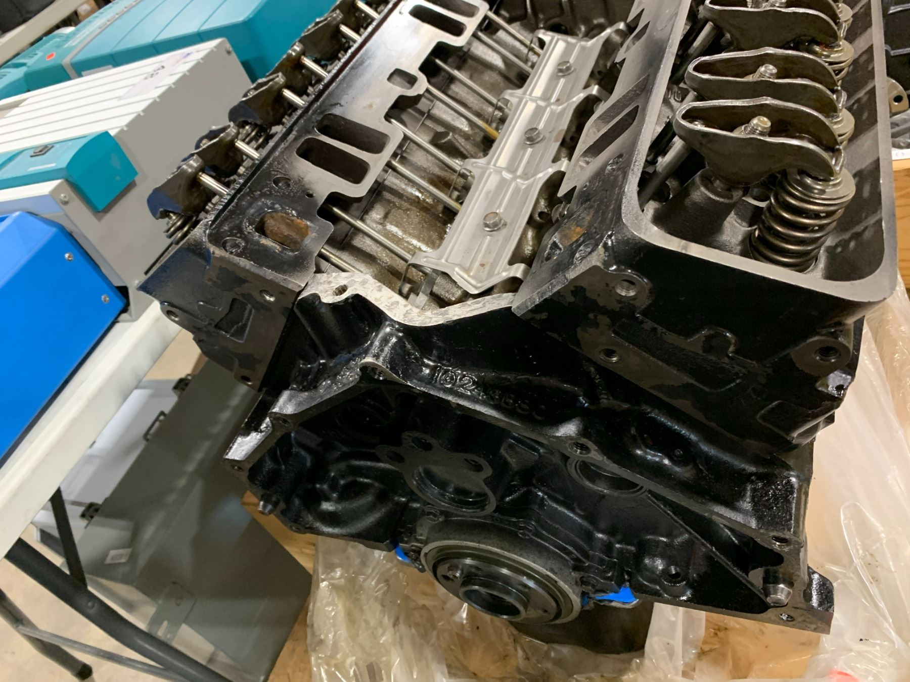 GM 5.7 L 182 MARINE ENGINE BLOCK #10243880 ON WOODEN MOBILE ENGINE CART