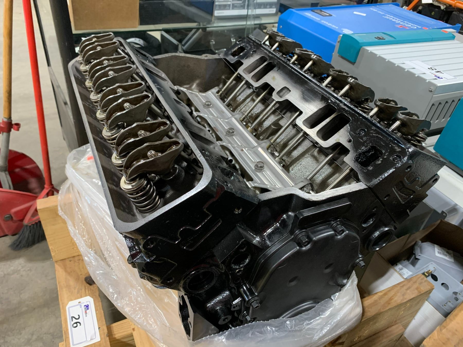 GM 5.7 L 182 MARINE ENGINE BLOCK #10243880 ON WOODEN MOBILE ENGINE CART ...