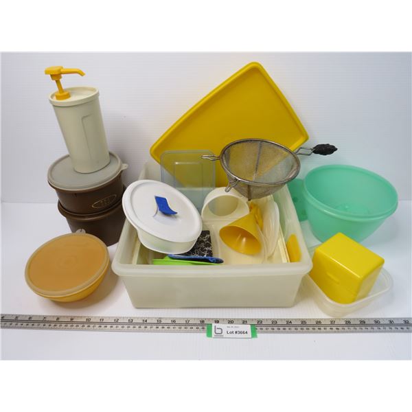 Assorted Tupperware - Random Lids & Bowls & Containers