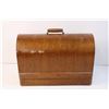 Image 3 : Vintage Wooden Singer Sewing Machine Case with No Key (Some Scuffs on the Wood)