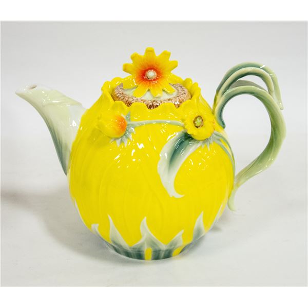 PIER 1 TEAPOT (NEW)