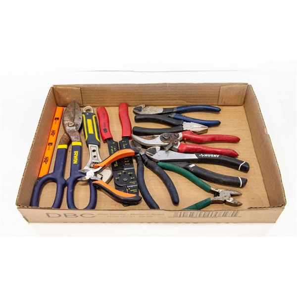 FLAT OF WRENCHES AND PLIERS