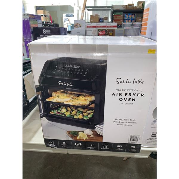 Sur la table air fryer oven