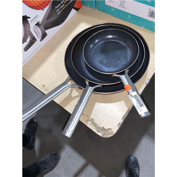 Lot of 3 pans