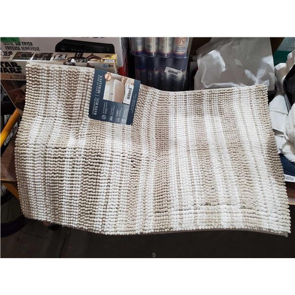 Cushioned spa bath rug