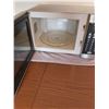 Image 2 : Sylvania Stainless Steal Microwave