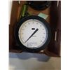 Image 2 : TRAY OF 2 KEROSENE GAUGES AND FLOTEC GAUGE
