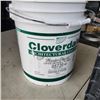 Image 2 : 5 GALLON PAIL OF LATEX DRYWALL PRIMER AND CRATE OF ROLLERS/BRUSHES