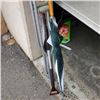 Image 3 : CRUTCHES UMBRELLA AND SNOWBRUSH