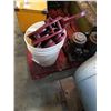 Image 1 : PAIL OF HEAVY DUTY LIFTING TOOLS