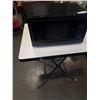 Image 2 : INSIGNIA MICROWAVE OVEN WITH FOOD COVER