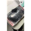 Image 2 : NEW BLACK WIG AND 20 PAIRS OF NEW MAGNETIC EYELASHES