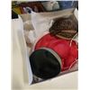 Image 2 : HAT BOX WITH HATS