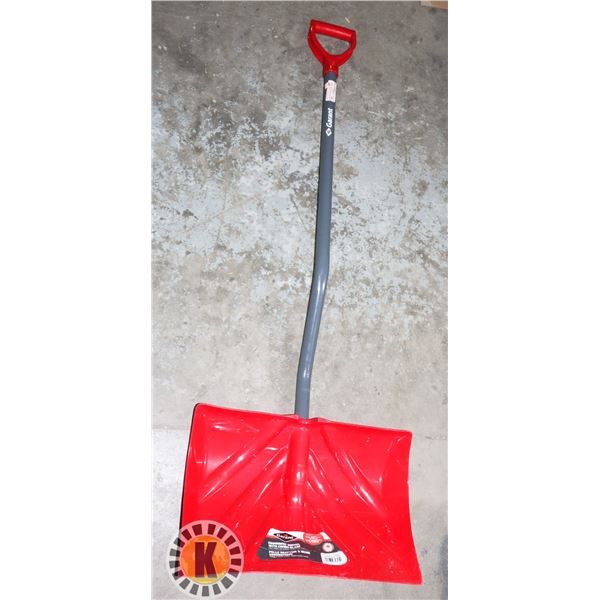 ERGONOMIC SNOW SHOVEL WITH COMBO BLADE