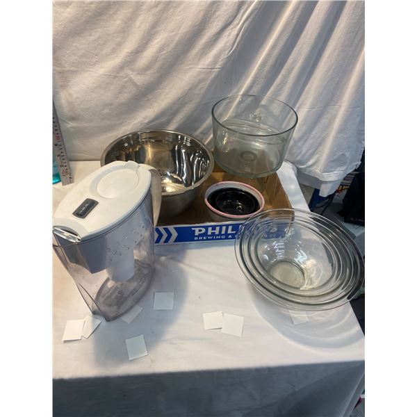 Pyrex bowls and other kitchen items