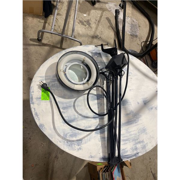 Magnifying light