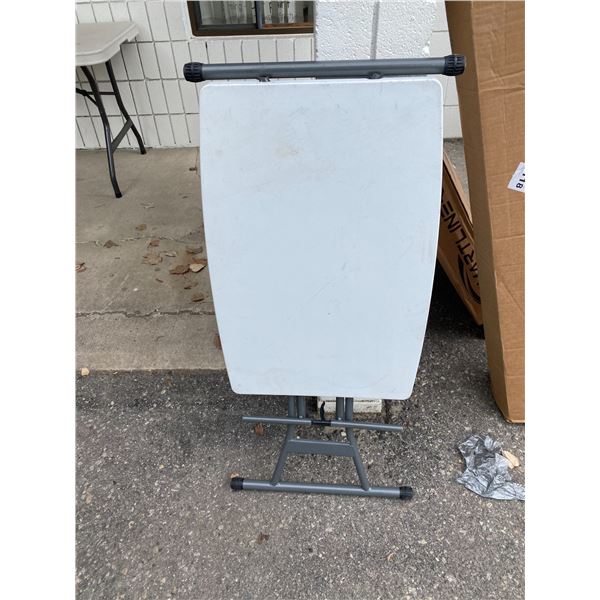 Folding table