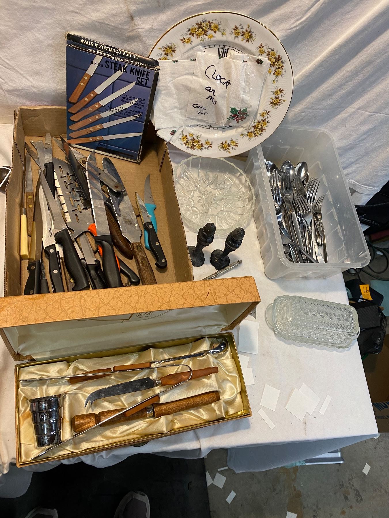 Assorted kitchen items