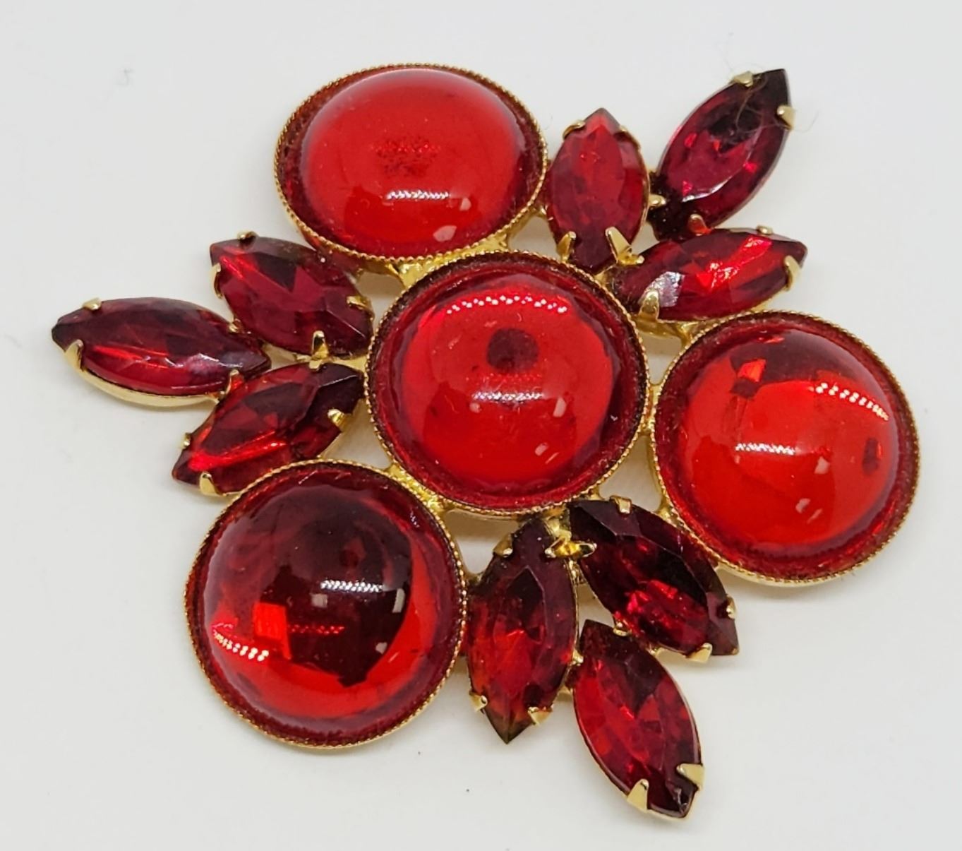 VINTAGE GOLD TONED RUBY RED RHINESTONE