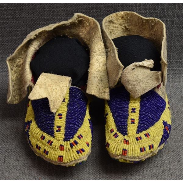 SOUIX INDIAN BEADED CHILDS MOCCASINS