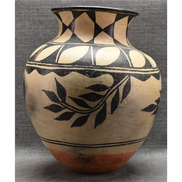 SANTO DOMINGO INDIAN POTTERY OLLA