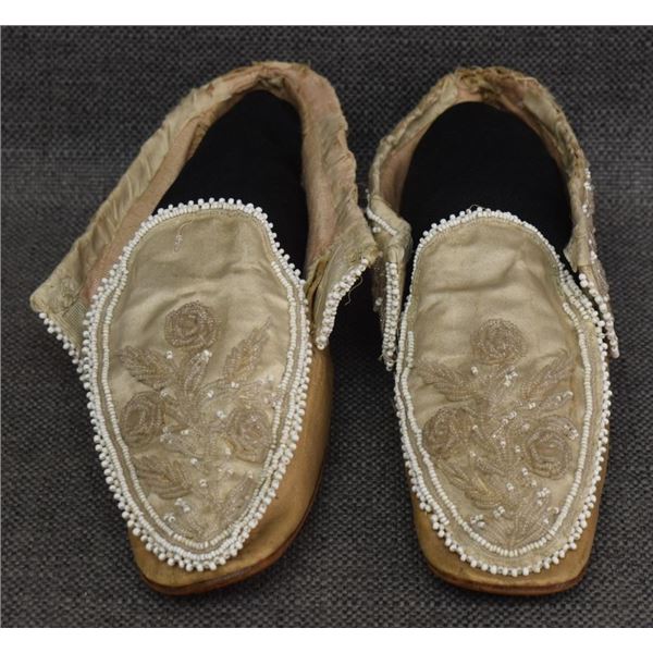 IROQUOIS INDIAN MOCCASINS