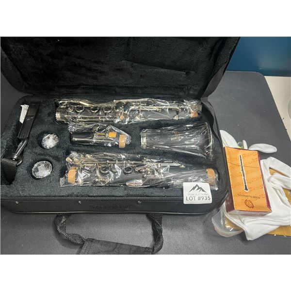 Lot of 1 Musical Clarinet w/ Case
