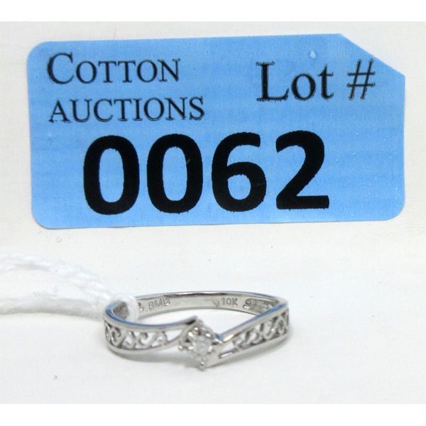 10 KT White Gold and Diamond Ring - Size 6.5