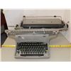 Image 1 : Antique Underwood Typewriter
