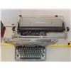Image 2 : Antique Underwood Typewriter