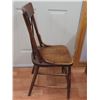 Image 2 : Antique Chair (15" x 15" x 33.5")