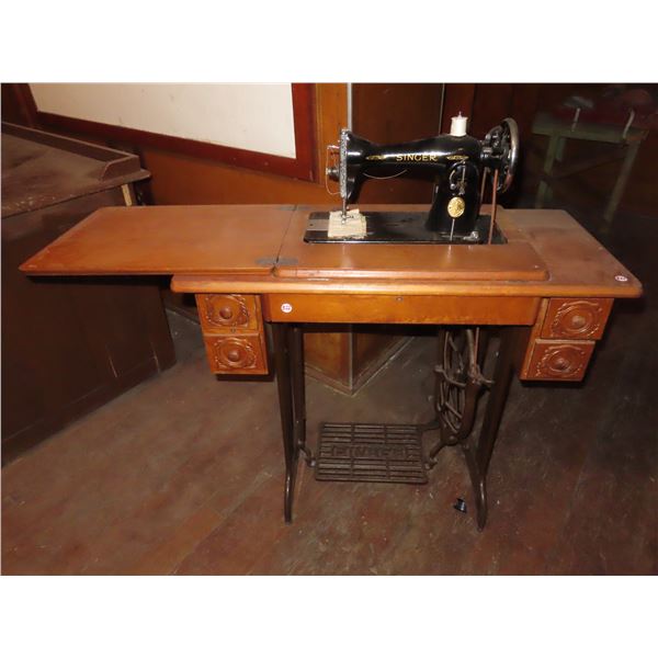 Antique Singer Sewing machine & desk with 4 drawers - Schmalz Auctions