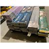 Image 2 : Pallet Lot of laminate and vinyl flooring 300 sq ft