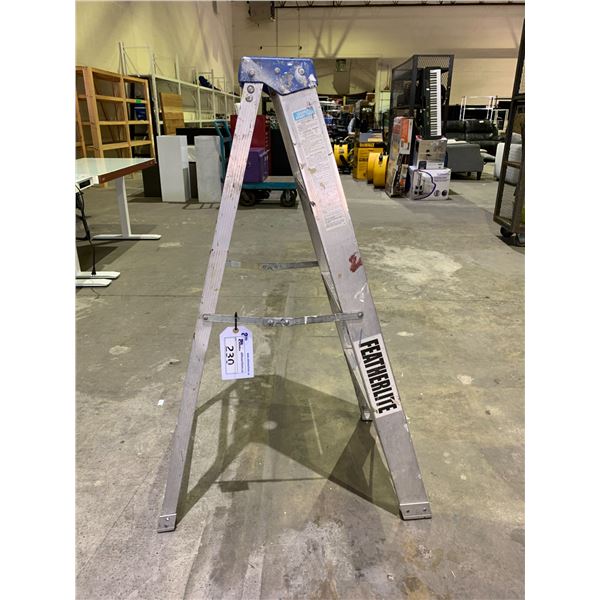 FEATHERLITE 4' STEPLADDER