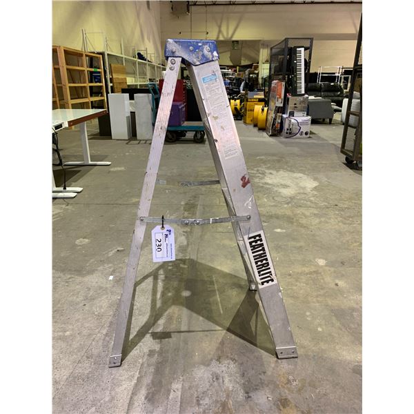 FEATHERLITE 4' STEPLADDER