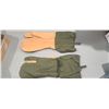 Image 1 : PAIR OF LARGE MITTEN SHELLS FOR COLD WEATHER. TRIGGER FINGER MITTEN M-1967