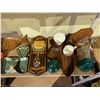 Image 3 : SHELF LOT OF ASSORTED WOODEN AND GLASS WEAR